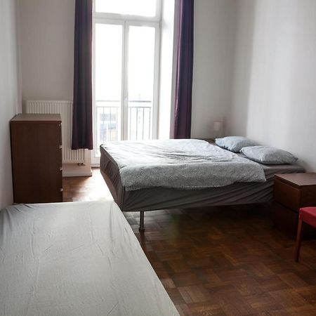2B Pechackova Family Apartment With Balcony By The River Prag Exteriör bild