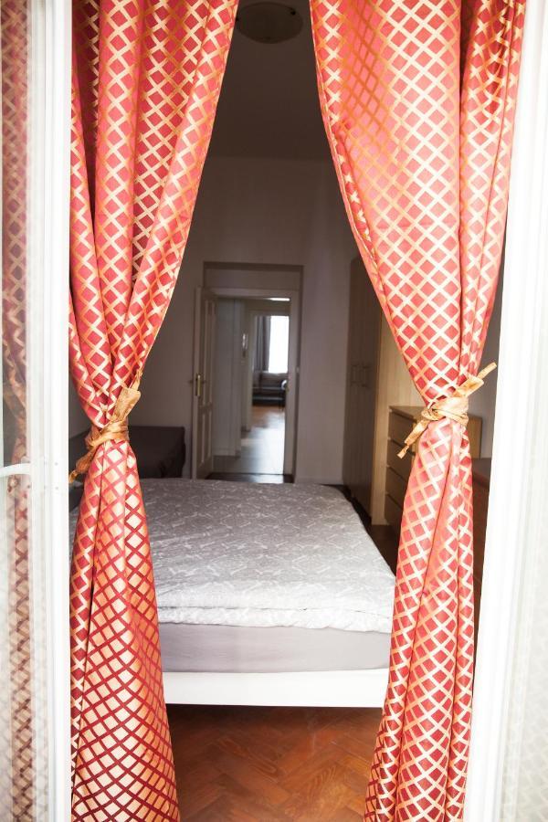 2B Pechackova Family Apartment With Balcony By The River Prag Exteriör bild