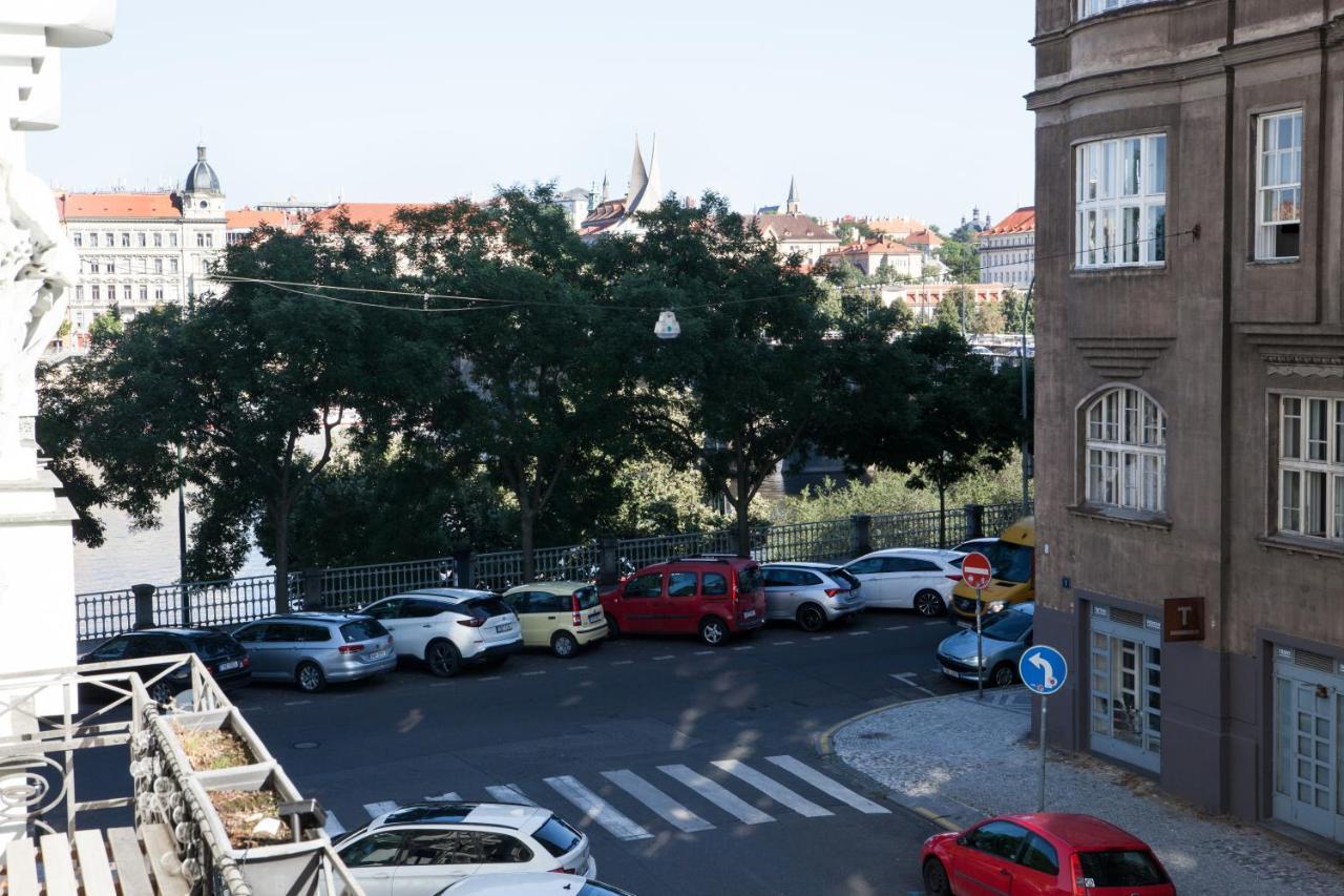 2B Pechackova Family Apartment With Balcony By The River Prag Exteriör bild
