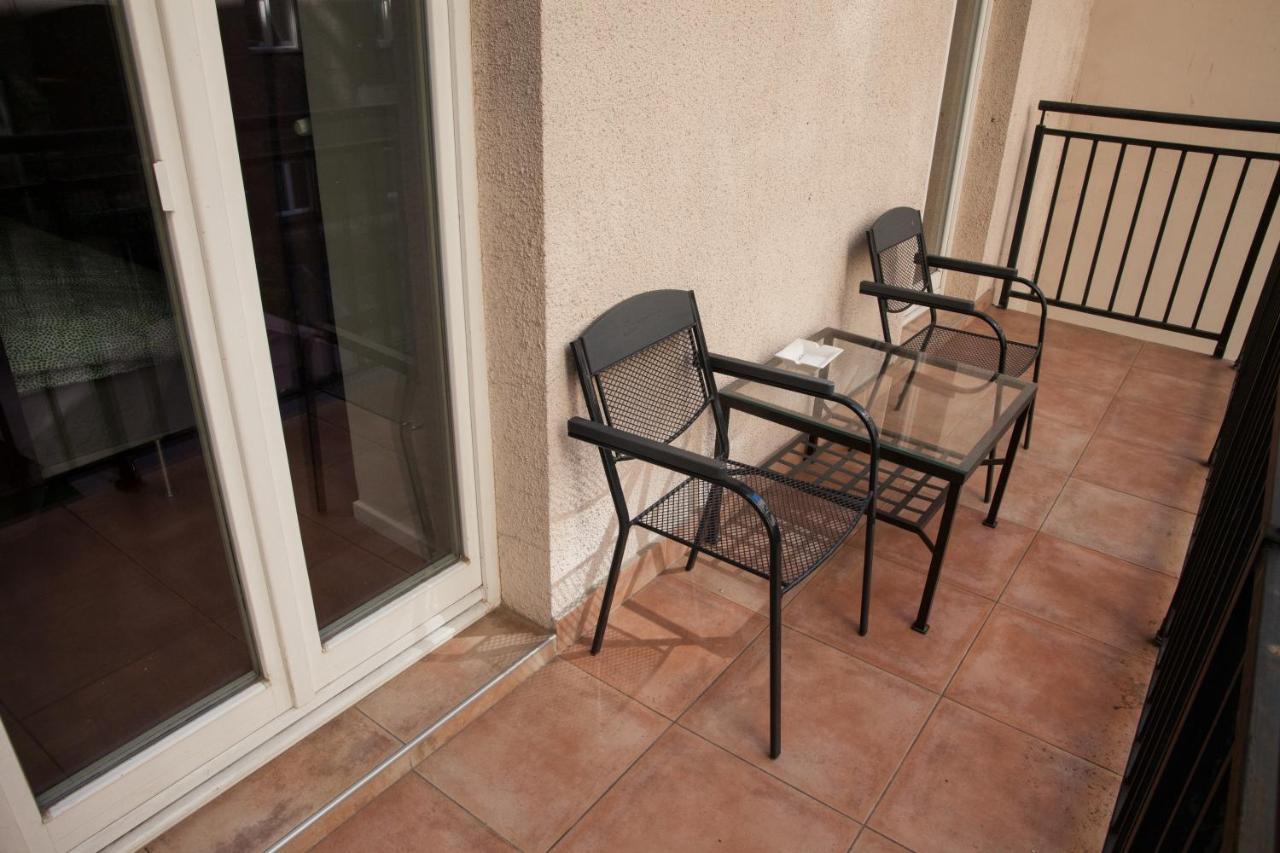 2B Pechackova Family Apartment With Balcony By The River Prag Exteriör bild