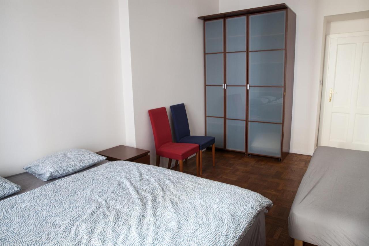 2B Pechackova Family Apartment With Balcony By The River Prag Exteriör bild