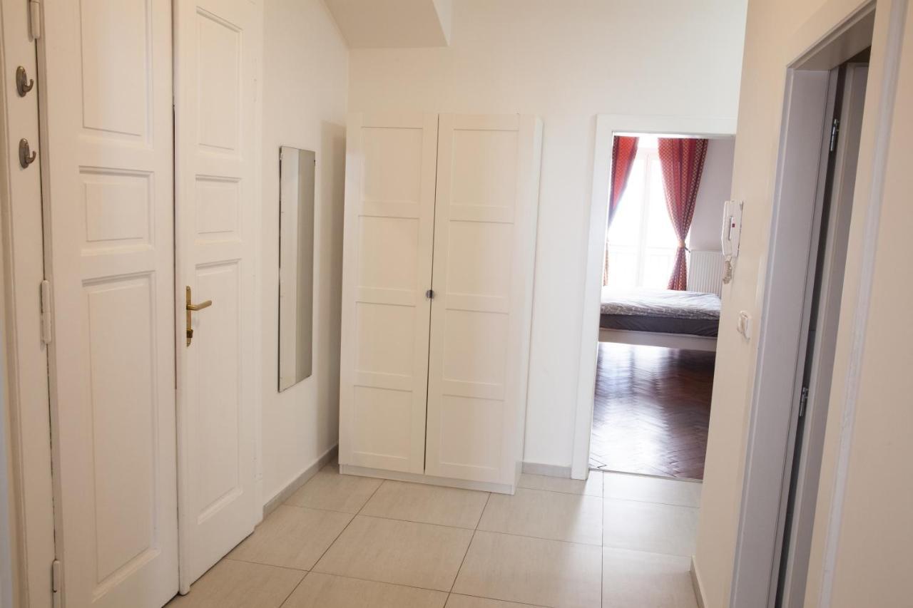 2B Pechackova Family Apartment With Balcony By The River Prag Exteriör bild