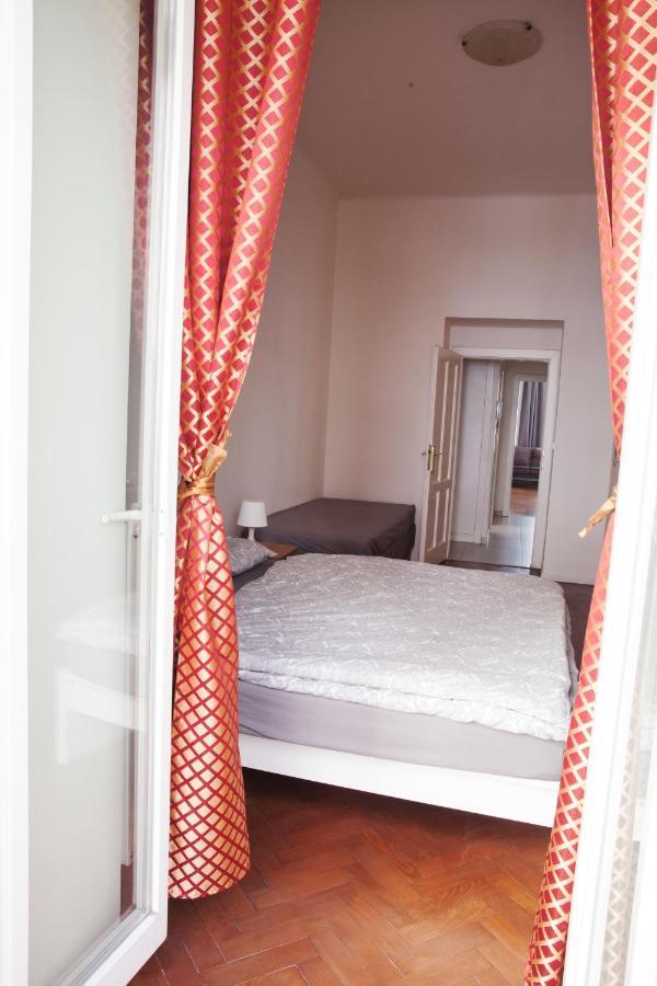 2B Pechackova Family Apartment With Balcony By The River Prag Exteriör bild