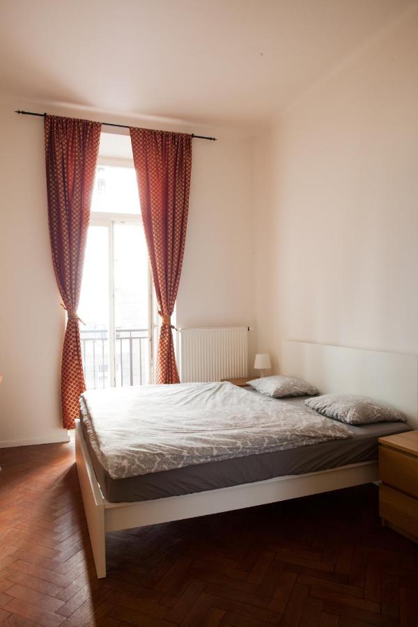 2B Pechackova Family Apartment With Balcony By The River Prag Exteriör bild