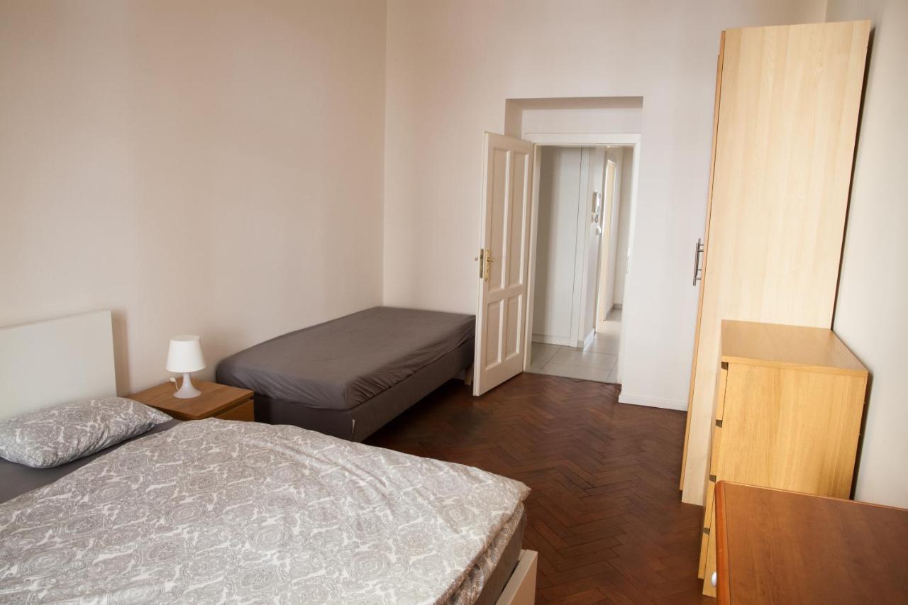 2B Pechackova Family Apartment With Balcony By The River Prag Exteriör bild