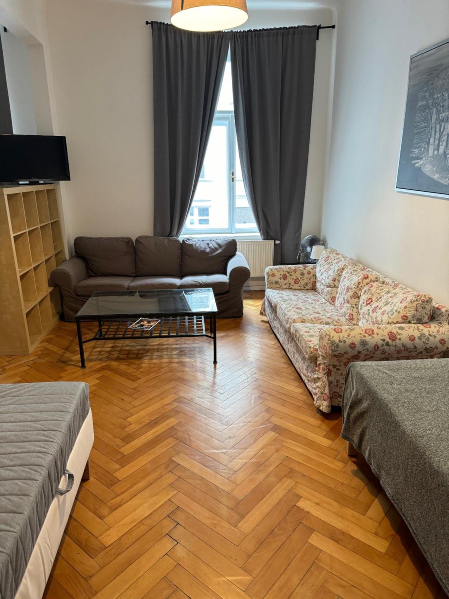 2B Pechackova Family Apartment With Balcony By The River Prag Exteriör bild